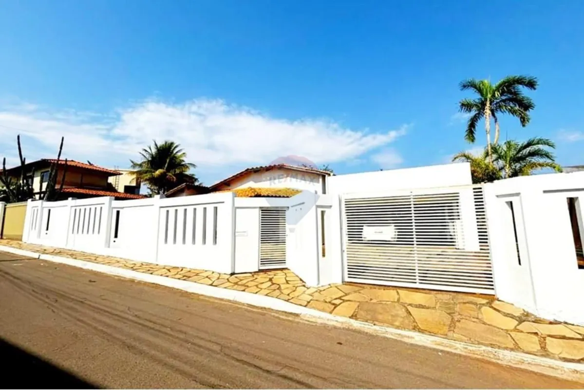 Descubra esta aconchegante casa térrea localizada no Residencial Primavera, em A...