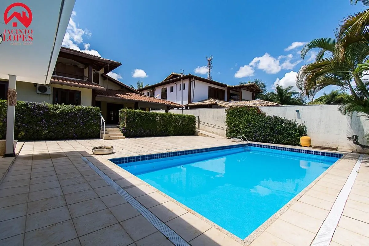 CASA DE ALTO PADRÃO À VENDA LAGO SUL QI 21 Área construída: 400m² Lote: 1.200m²E...