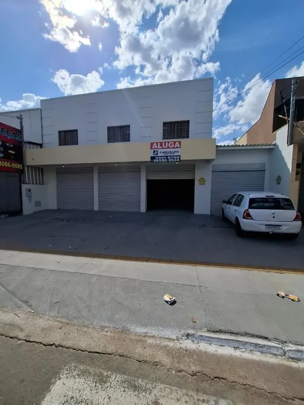 ALUGA-SE ? GALPÃO COMERCIALAmplo galpão com 300 m², ideal para comércio ou ativi...