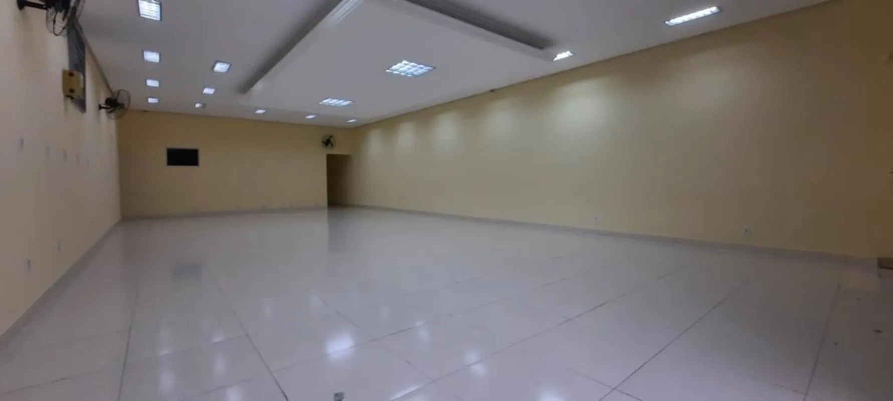 Ótimo Galpão com 200 m². O imóvel oferece duas cozinhas, dois banheiros na frent...