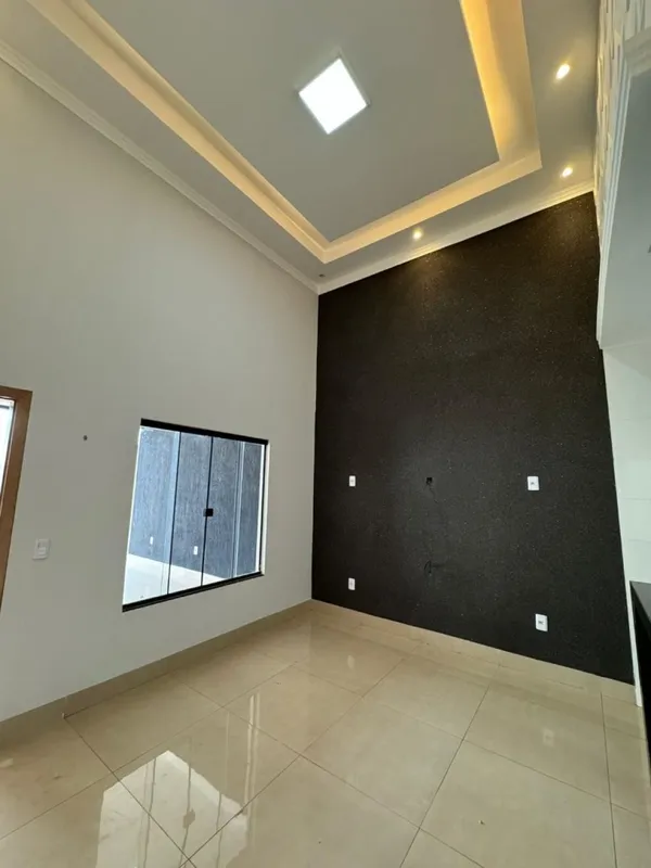 Casa com 03 quartos, sendo 01 suíte, sala com pé direito duplo, cozinha com banc...