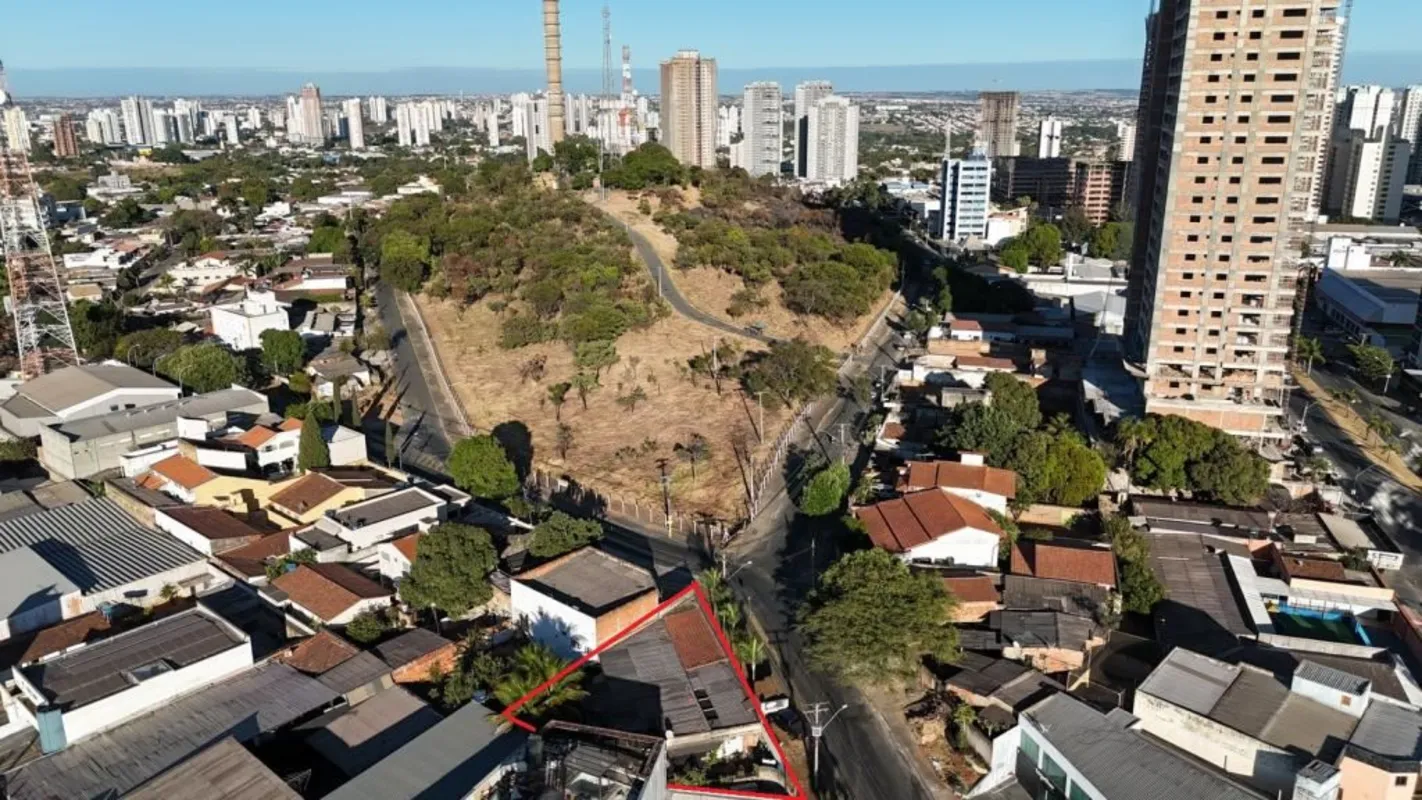 Lote com 536 m² sendo 35,37 metros de frente. No terreno consta uma edificação n...