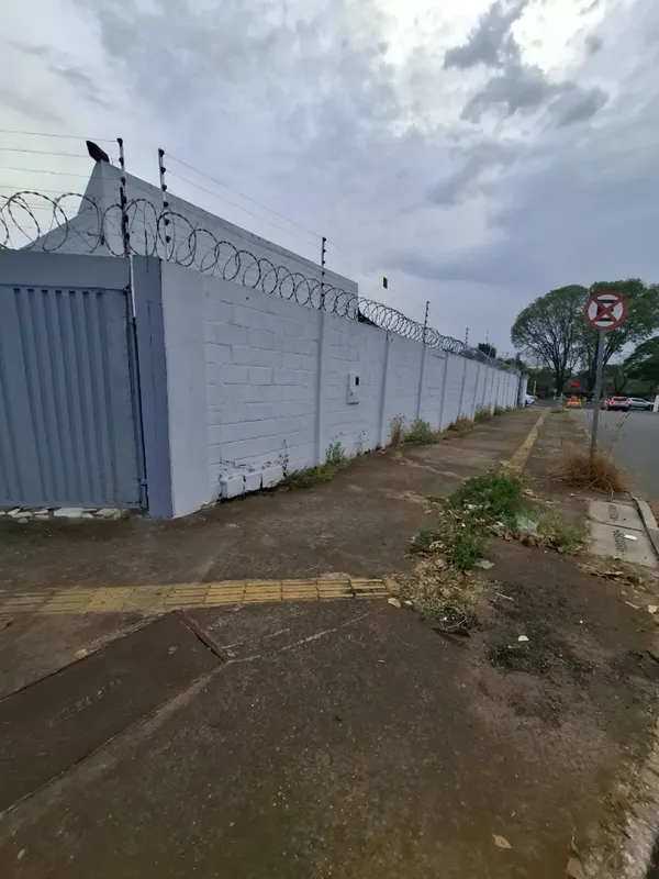 ALUGA-SE ÁREA COMERCIAL!Excelente oportunidade para o seu negócio! Área Total: 1...