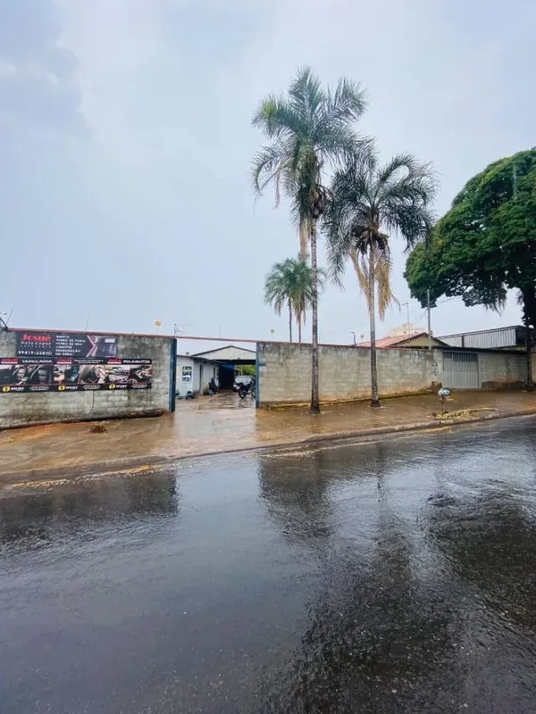 Lote com área total de 794,2m², medindo 28,32 metros de frente para Rua C-131; 8...