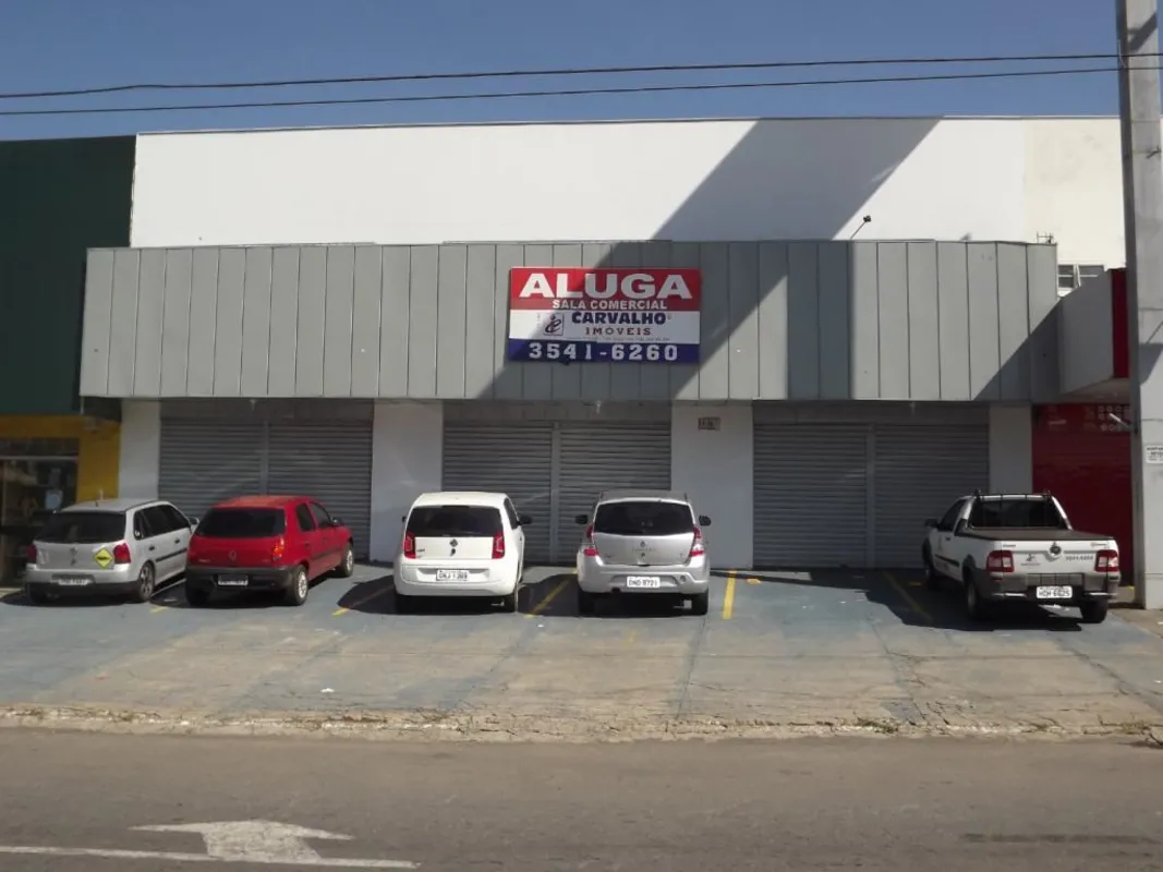 ALUGA-SE ? AMPLÍSSIMO GALPÃO COMERCIAL NA AV. RIO VERDESe você busca espaço, vis...