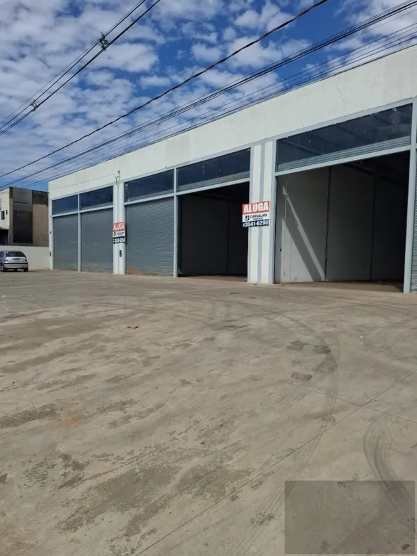 Galpão Comercial para LocaçãoCom Área construída: 300 m²Pé direito de 6 metros, ...