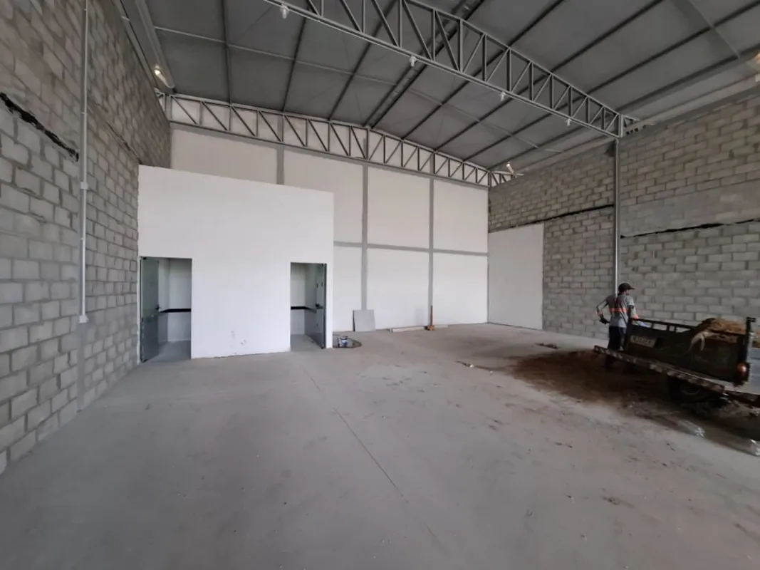 Galpão Comercial para LocaçãoCom Área construída: 300 m²Pé direito de 6 metros, ...