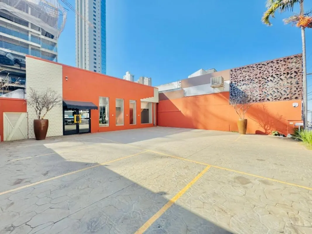 Imóvel comercial com 450 m²: Garagem para 9 carros, salão amplo e com mais 3 sal...