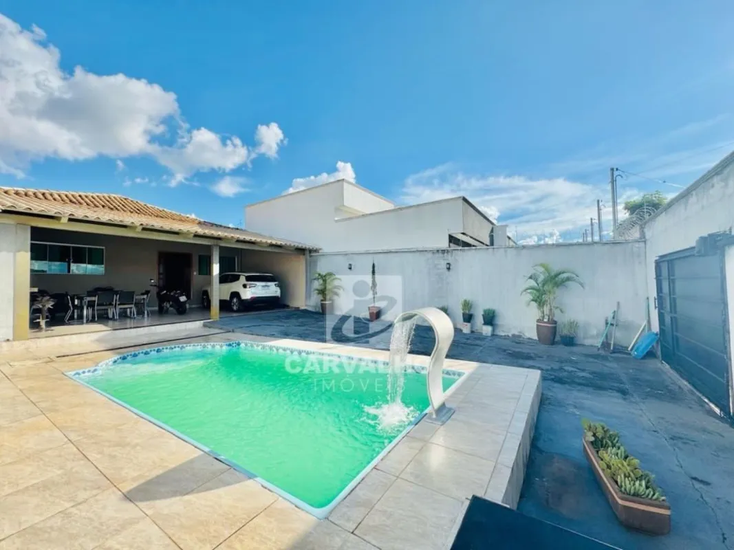 Casa com 2 quartos, sendo 1 suíte, sala 2 ambientes, cozinha com armários planej...