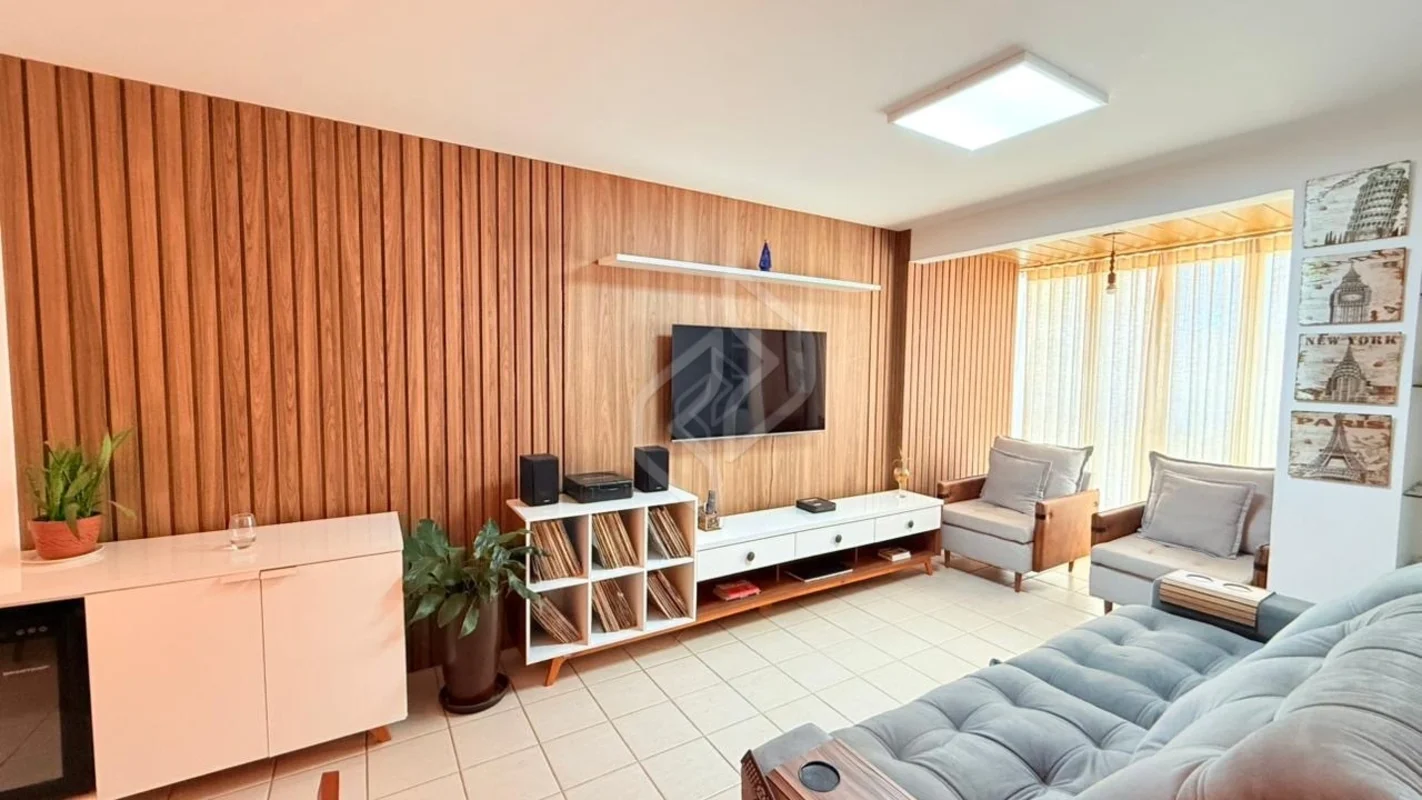 Apartamento reformado no Portal dos Girassóis.Sobre o imóvel:- Área útil: 90 m²-...