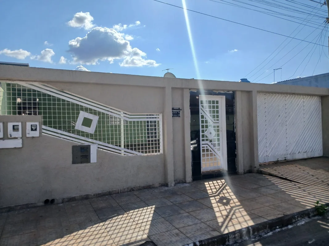 IMOVEL BEM LOCALIZADO POSSUI 1 CASA NA FRENTE OUTRA DE FUNDOS PARA ALUGUEL LOTE ...