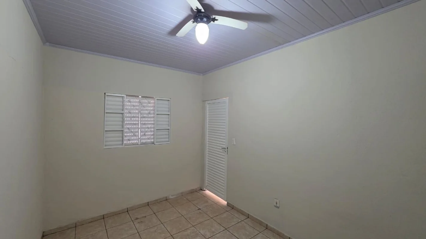 A GCASTRO IMÓVEIS VENDE !!!Ótimo lote com edícula Terreno murado Localização Qd ...