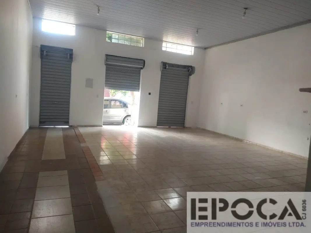 LOJA TÉRREA COM 03 PORTAS DE AÇO, PISO EM CERÂMICA , 01 BANHEIRO, FORRO PVC, 107...
