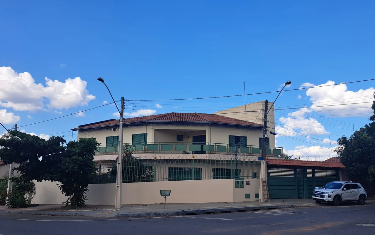 Descubra esta charmosa casa sobrado na Avenida Barbosa Rodrigues, Jardim Mariliz...