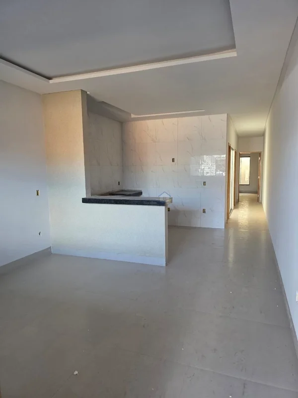 Casa com garagem Sala e cozinha integrada Banheiros amplos 2 quartos um sendo su...