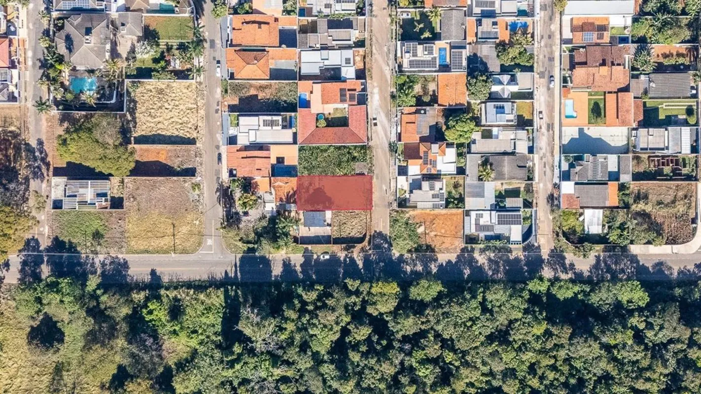 Este terreno à venda em Anápolis tem 420 m², em bairro consolidado, com boa infr...