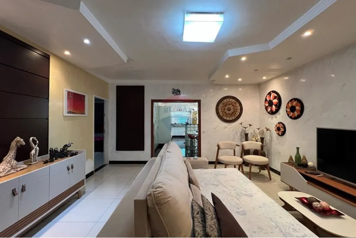 RE/MAX Veritas tem o prazer de anunciar:Excelente casa ,toda na laje, em condomí...