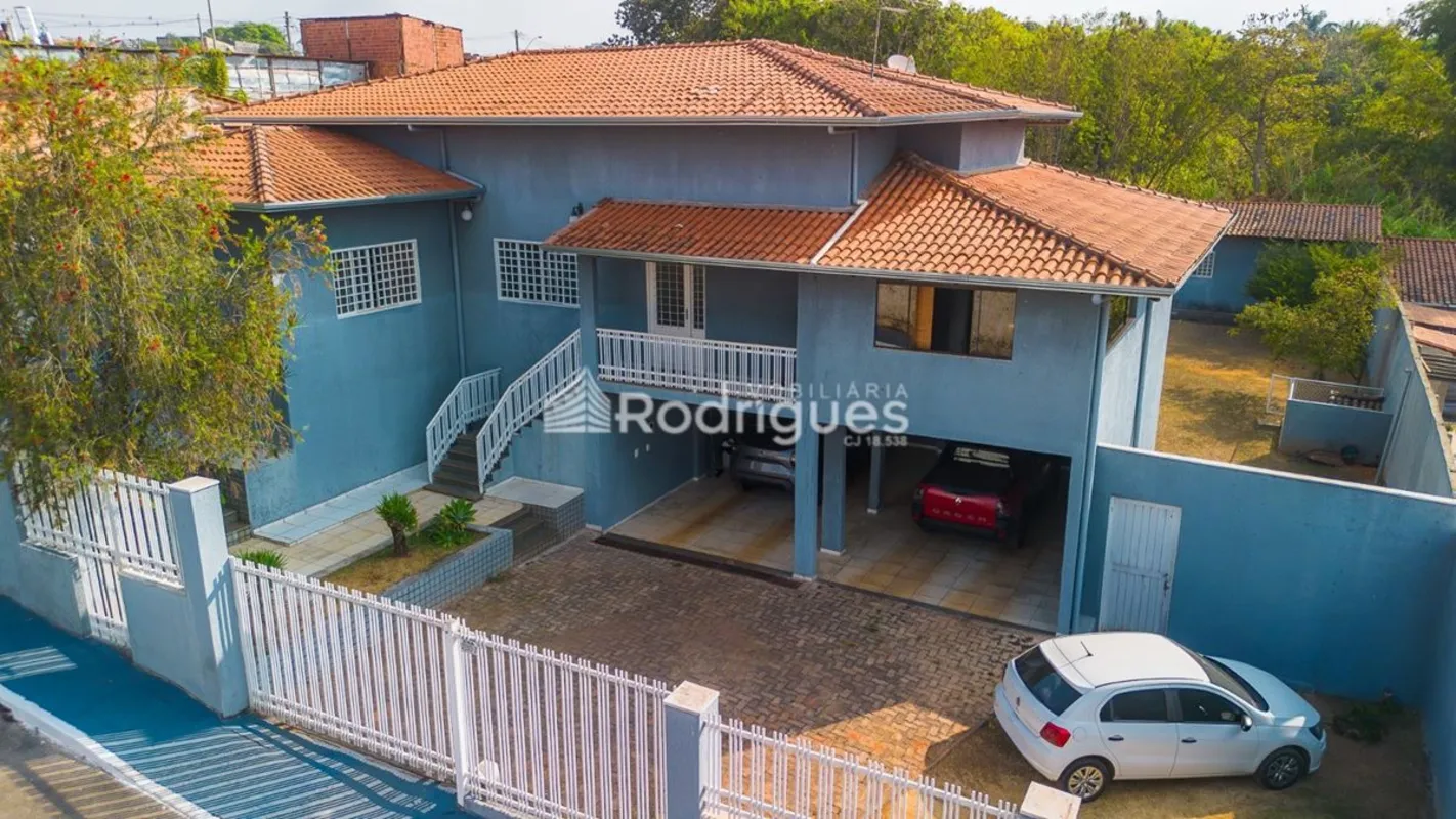 Rodrigues Imobiliária VENDE CASA CONDOMÍNIO com aproximadamente 500m² de área co...
