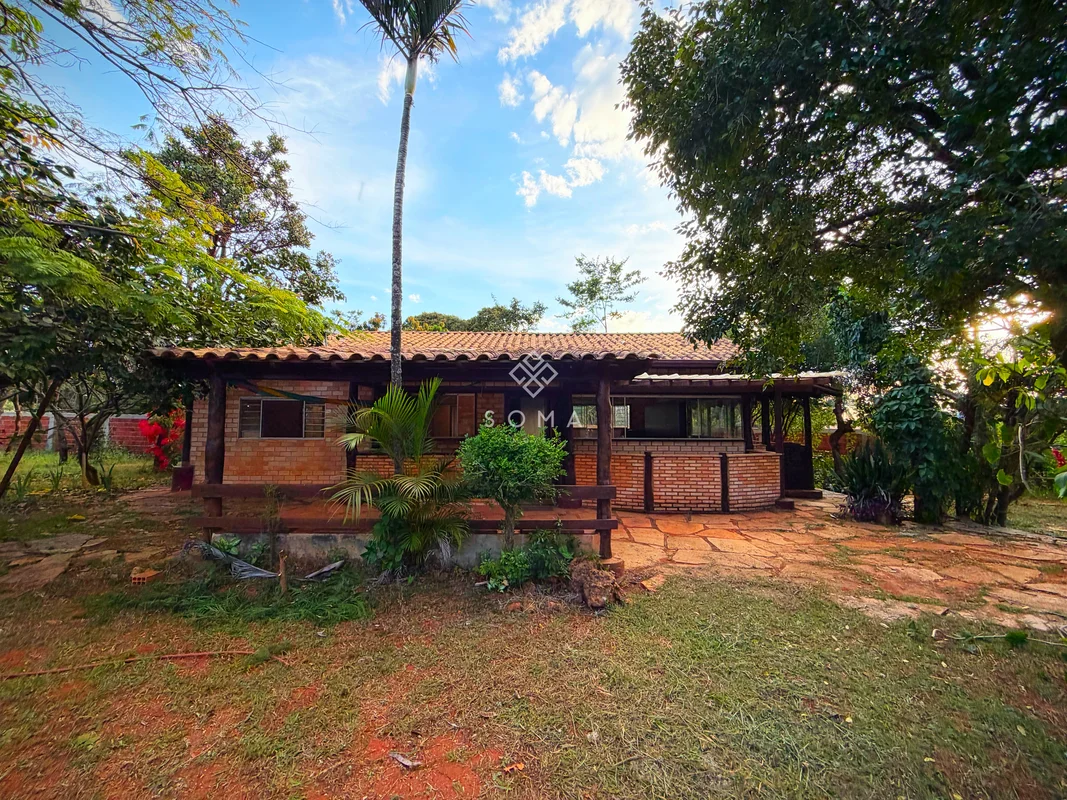 Propriedade com 1817 metros quadrados, totalmente murada e com belo paisagismo. ...