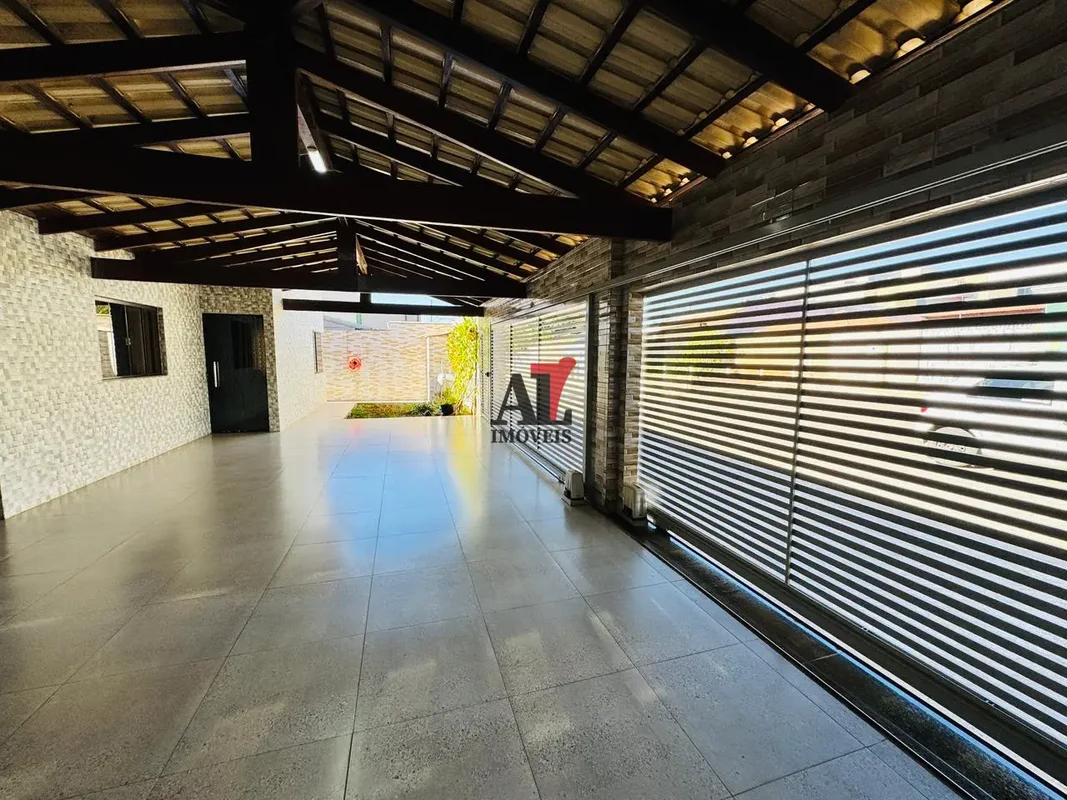 Linda casa térrea com excelente estrutura e ótimo padrão de construção localizad...