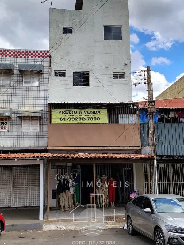 Apresentamos um prédio na EQNM 1/3 Bloco F, no bairro Ceilândia Sul. Com uma loc...