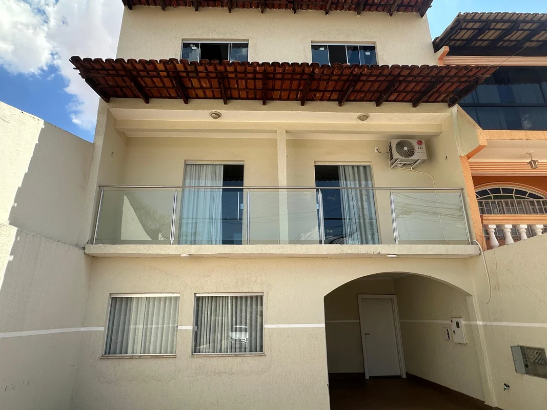 ?? Sobrado Triplex com 3 Quartos (2 Suítes) – QN 406, Samambaia?? Valor: R$ 590....