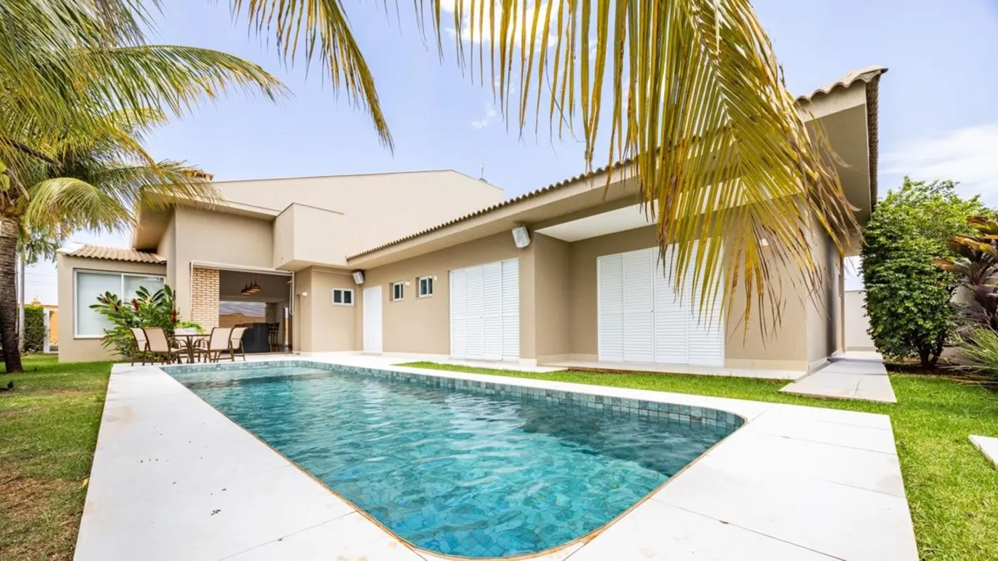 CASA TÉRREA | 4 SUÍTES | PISCINA AQUECIDACasa térrea à venda, não mobiliada, com...