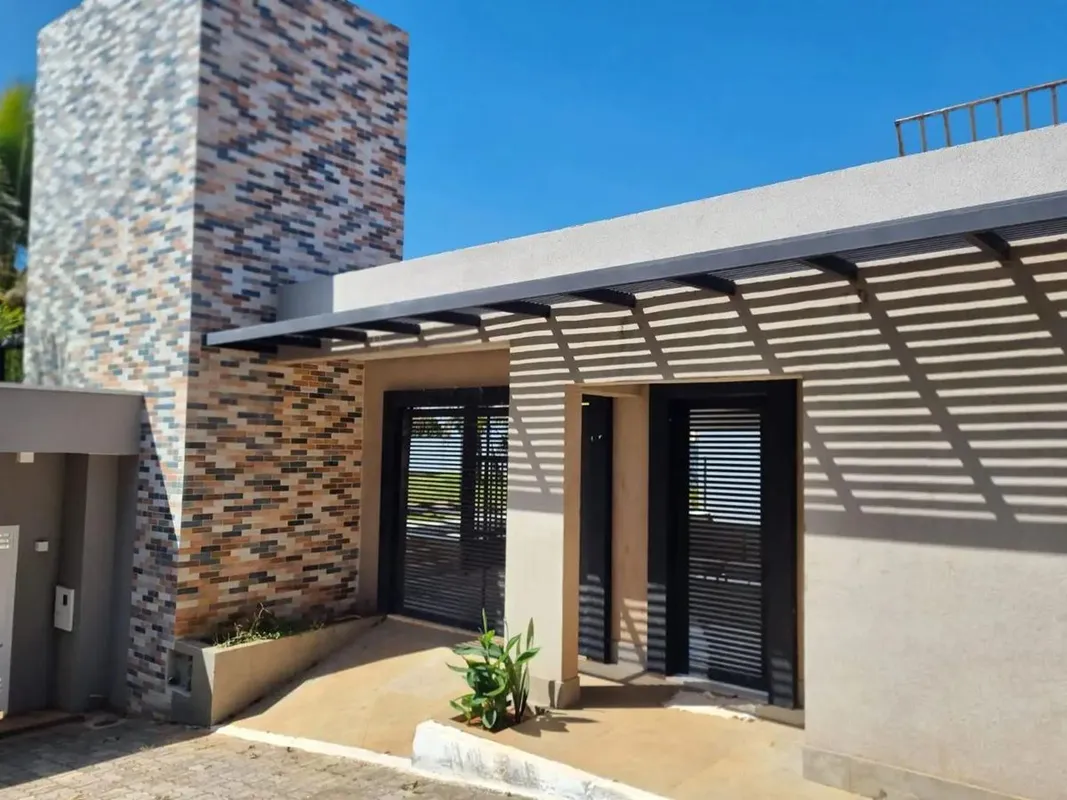 Linda casa de 350m² de área construída em um terreno de 800m², comuma vistamarav...
