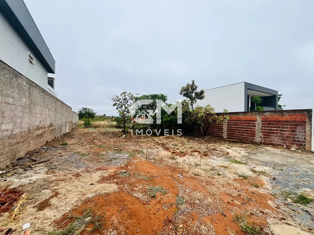 Área do Terreno: 504m²GM imóveis vende lote 100% escriturado no Condomínio Alto ...