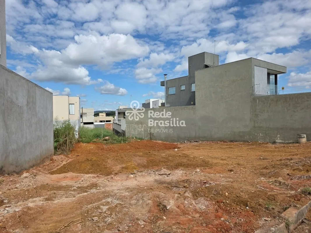 Oportunidade única na QE 52!Terreno de 330m², com 19 metros de frente, escritura...