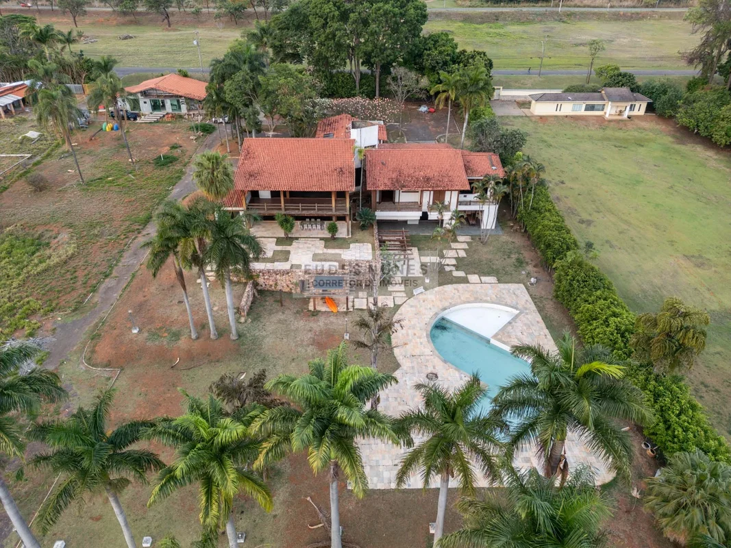 Vista que já vale o lote. O resto, você inventa.Casa com 4 quartos, sendo 2 suít...