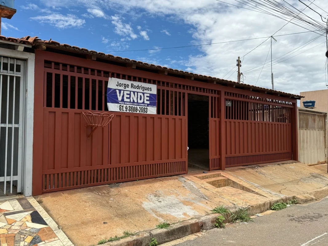 Vende-se casa na quadra 104-Recanto das Emas-Excelente localização.Imóvel amplo ...