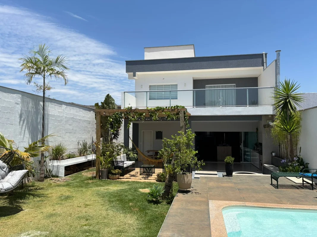 Linda casa de 2 andares (258m2) na Ponte Alta Norte Padrão internacional com fac...
