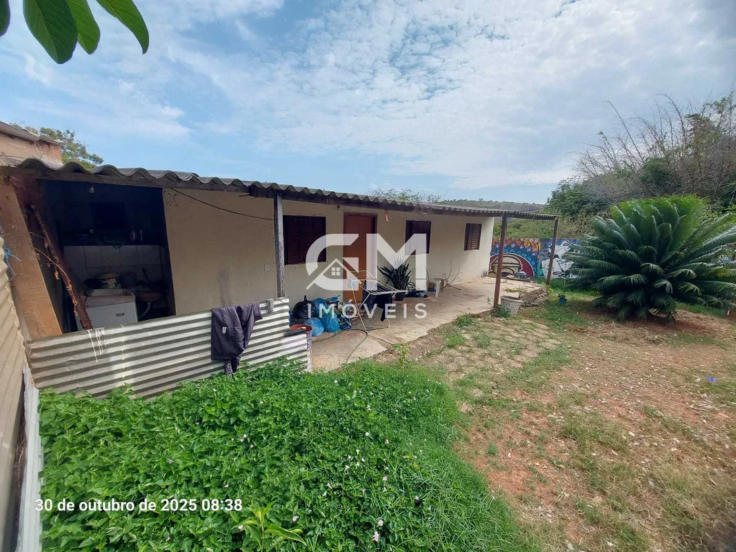 Área do Terreno: 1.000m²Área Construída: 252m²Excelente lote de esquina 04 casa ...