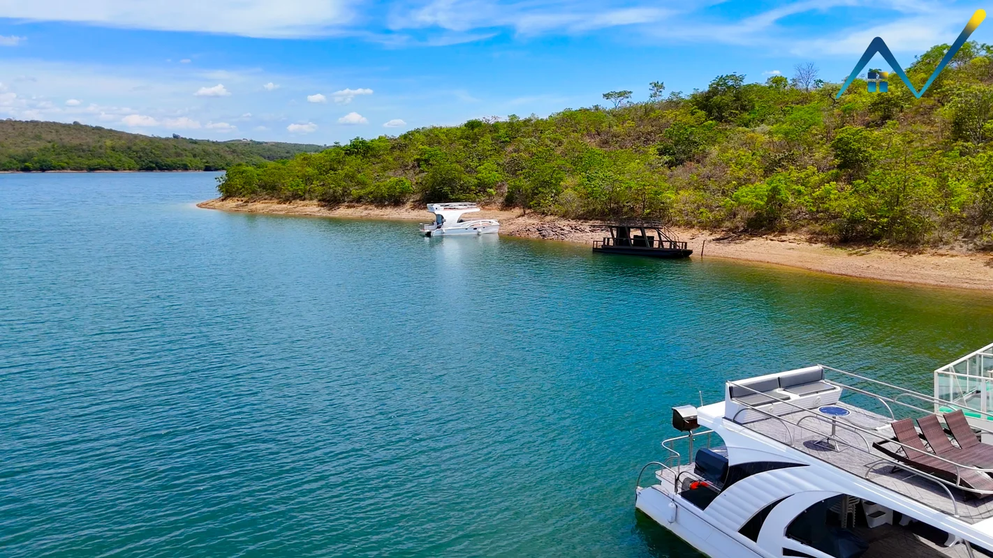 Viva à Beira do Lago Corumbá – Seu Refúgio de Luxo e ConfortoImagine acordar tod...