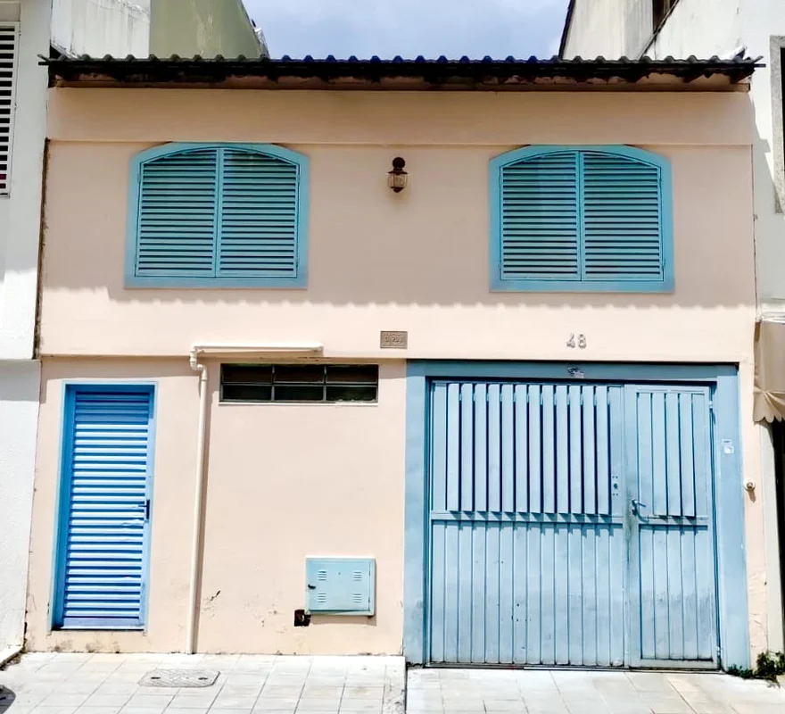 A casa tem 2 partes separadas.Uma parte da casa tem 4 quartos sendo 2 suítes, 2 ...