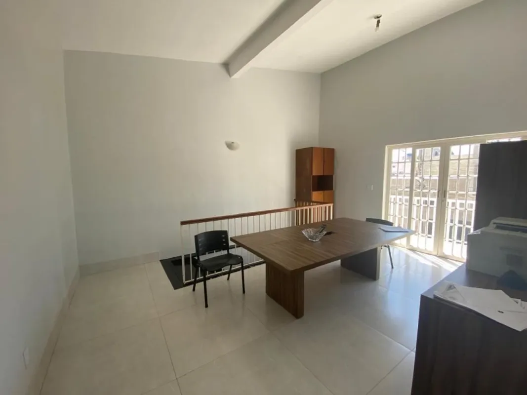 Sobrado Comercial, 3 salas, 02 banheiros, 160 m² para locação, setor sul. Imóvel...