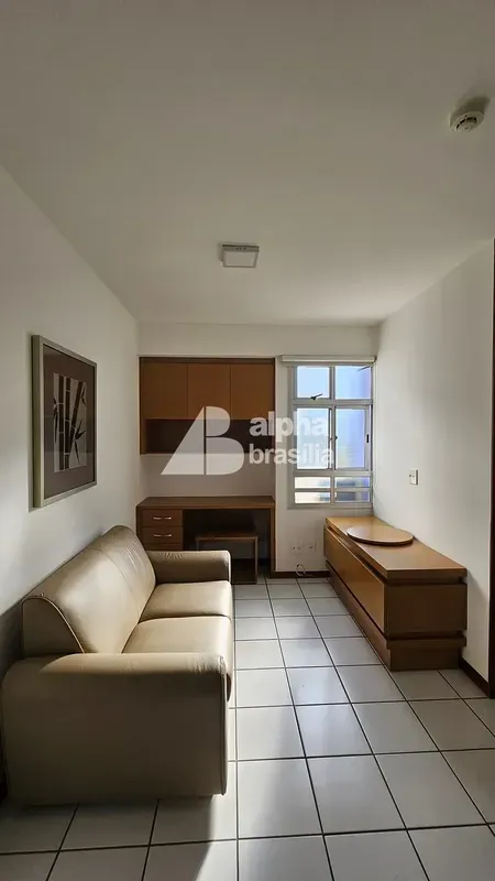 Kitnet Mobiliada 25m² Sala com sofá e rack para computador Quarto com cama de ca...