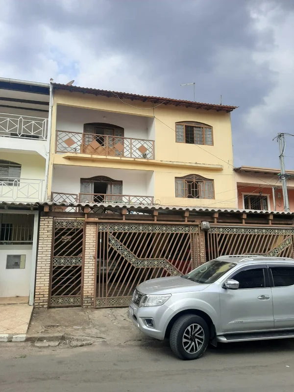 Oportunidade única no Riacho Fundo, DF: sobrado com 5 apartamentos destinado par...