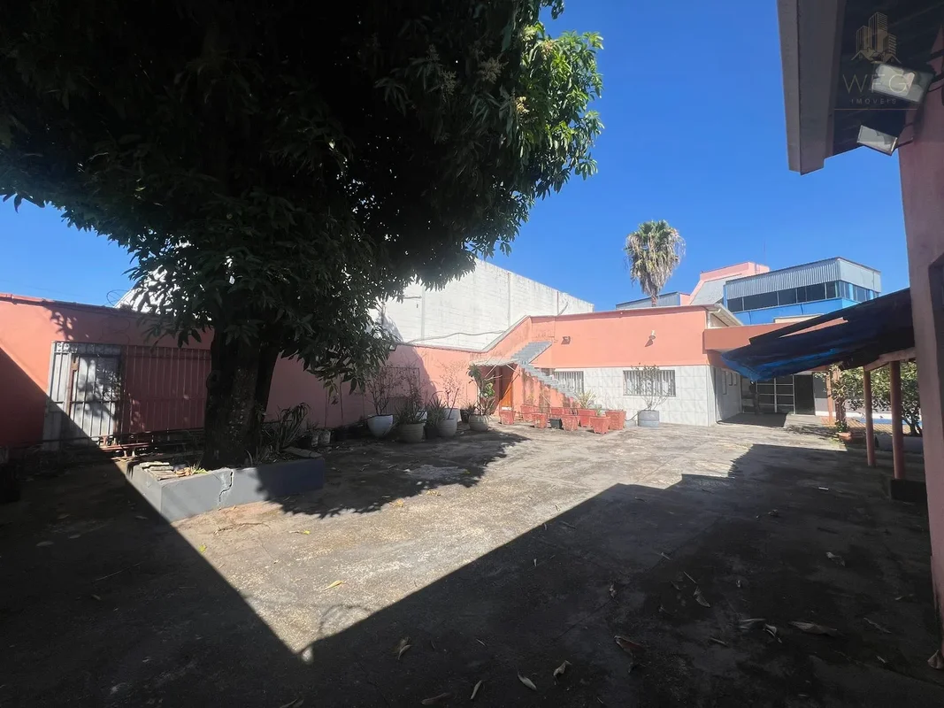 Casa Espaço de EventosSetor Santa GenovevaCasas com barracão 238 m²; Área total ...