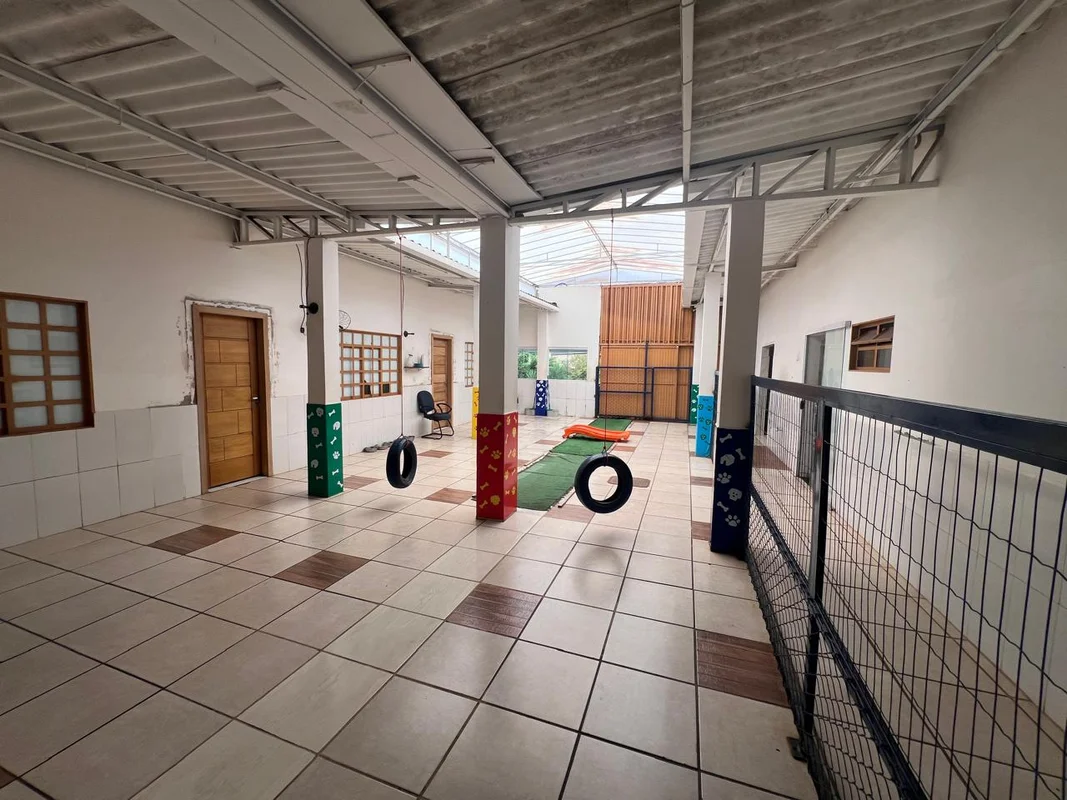 Lote residencial com construção em localização privilegiada na Quadra 10 Conjunt...