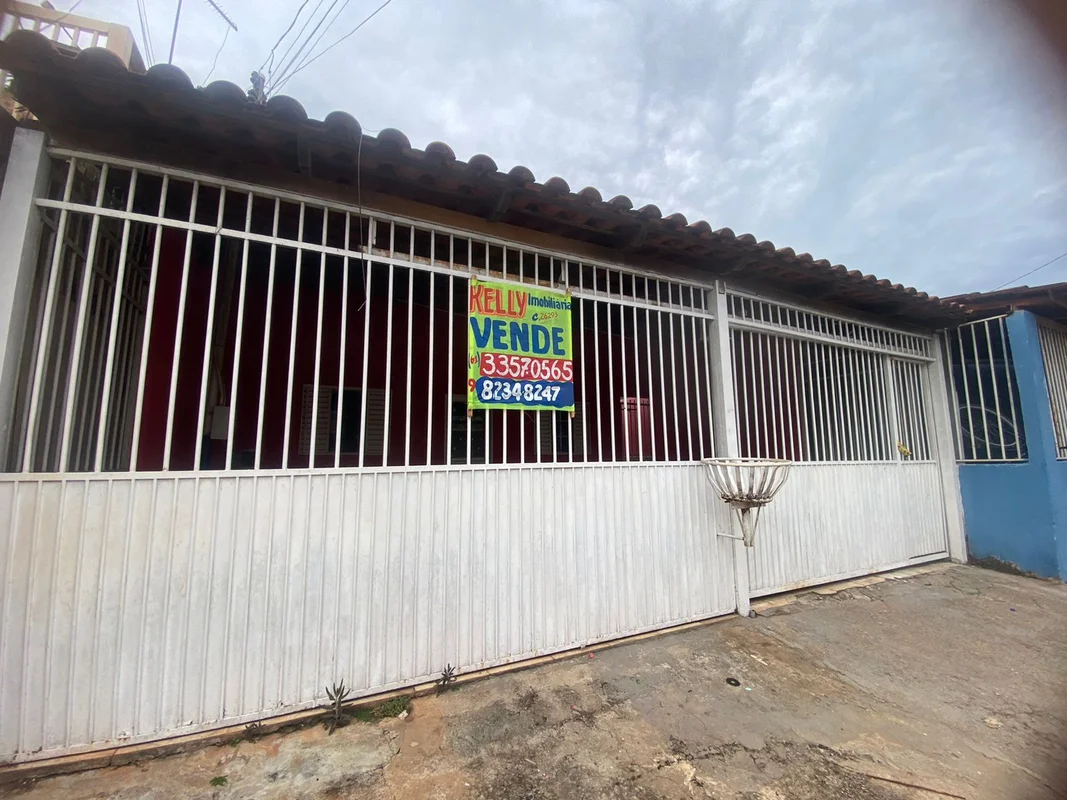 VENDE-SE UMA CASA no Recanto das Emas, Quadra 802Possui: 4 quartos sendo uma suí...