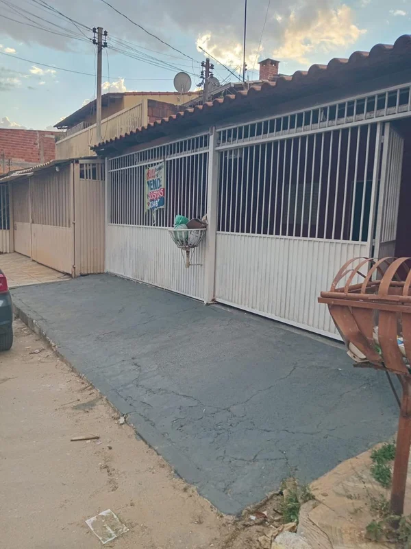 VENDE-SE UMA CASA NA QUADRA 802 RECANTO DAS EMASPossui: 4 quartos sendo uma suít...