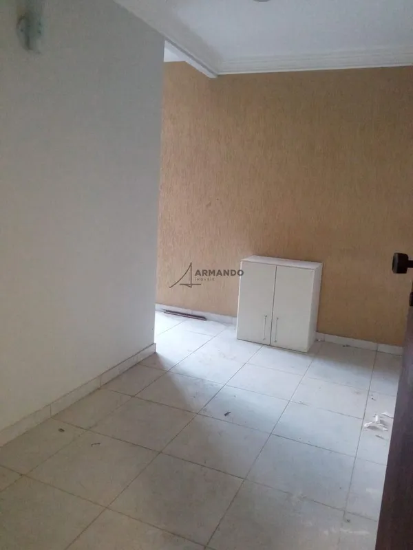 Sala com aproximadamente 35m2 de área útil, dividida internamente em quatro ambi...