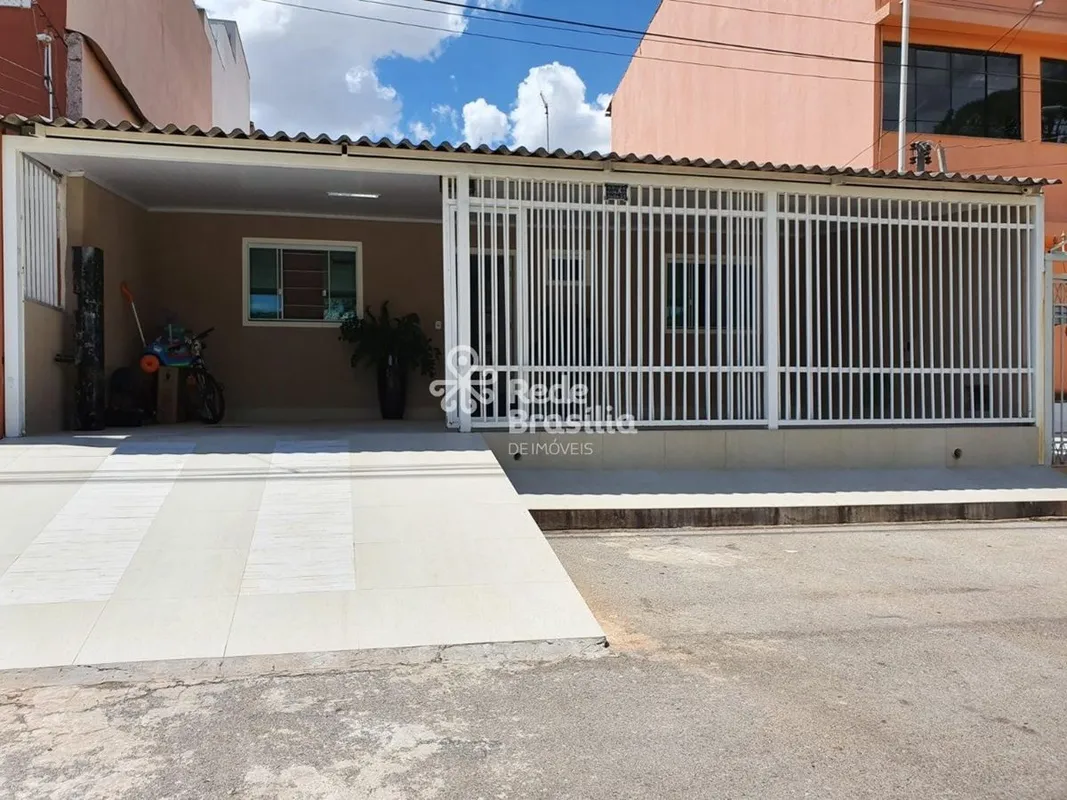 Casa térrea com ambientes que unem conforto e praticidade. A área social é compo...