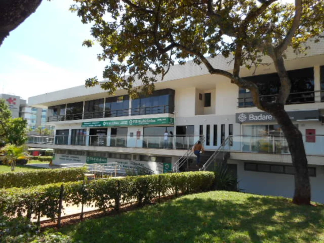 SALA COMERCIAL – CENTRO CLÍNICO MED CENTER – ASA NORTE Localização estratégica: ...