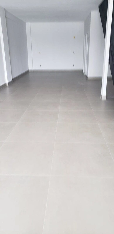 Alugo loja em Águas Claras, térrea com mezanino, 02 banheiros, ótima localização...