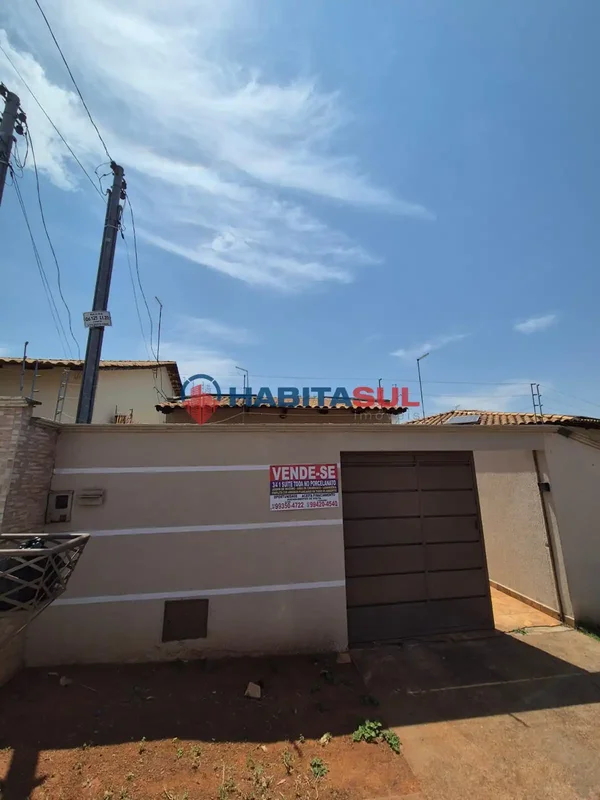Casa com ampla estrutura e terreno de 180m²03 quartos sendo 01 suíte; Sala de es...