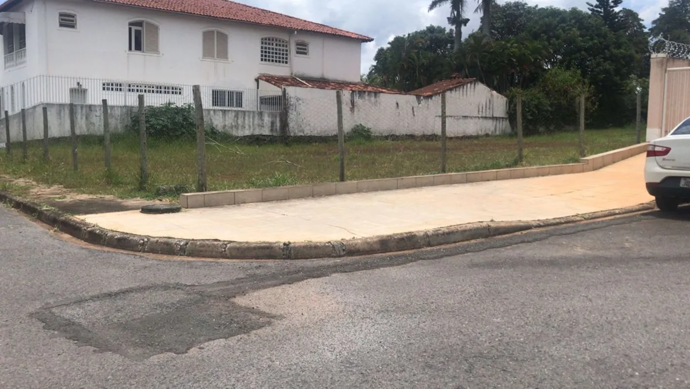 Lote espetacular com 776m² de área útil, mais 400m² de área verde, em local nobr...