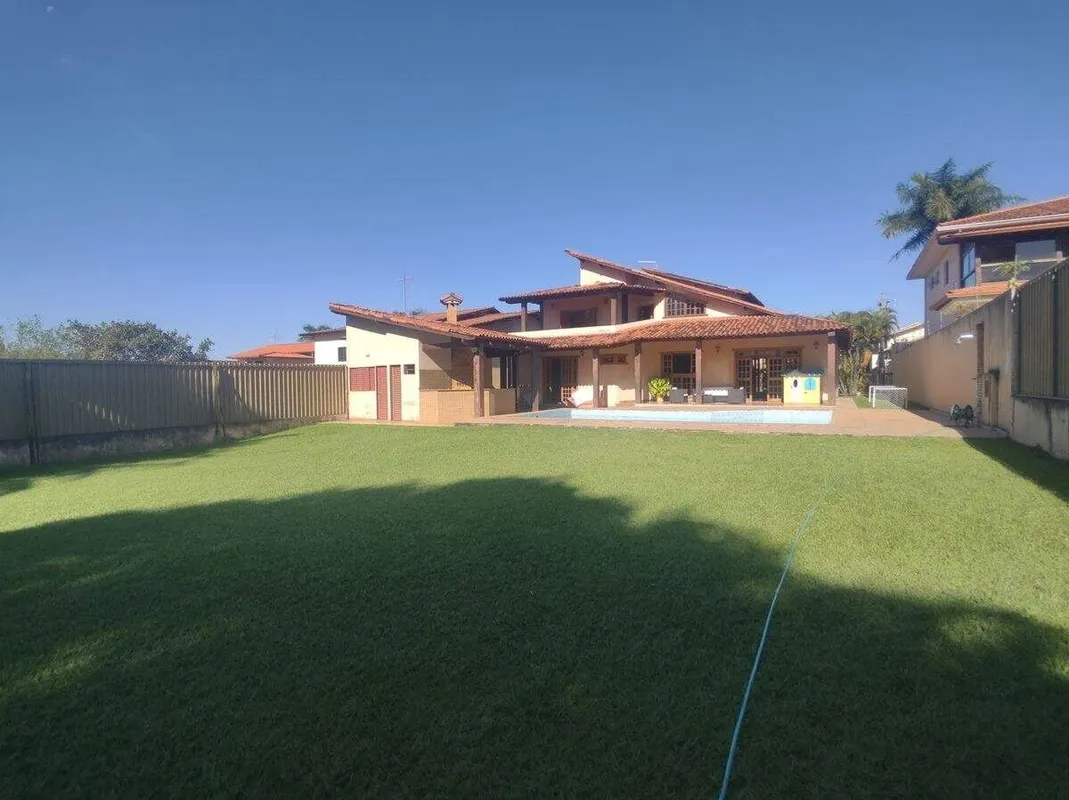Descubra seu novo lar no coração do Lago Norte, Brasília: um sobrado de alto pad...